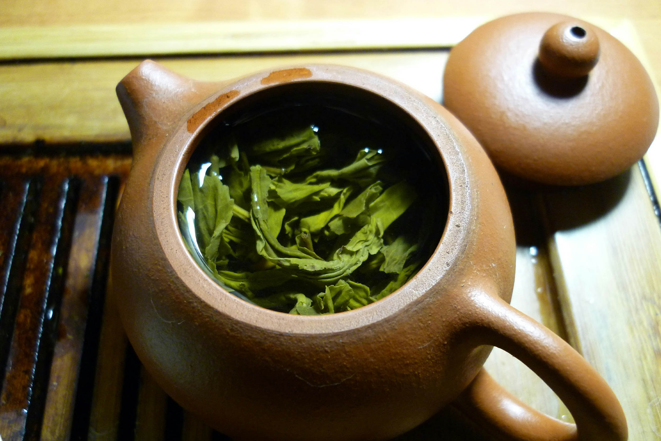 gruener tee wird zubereitet