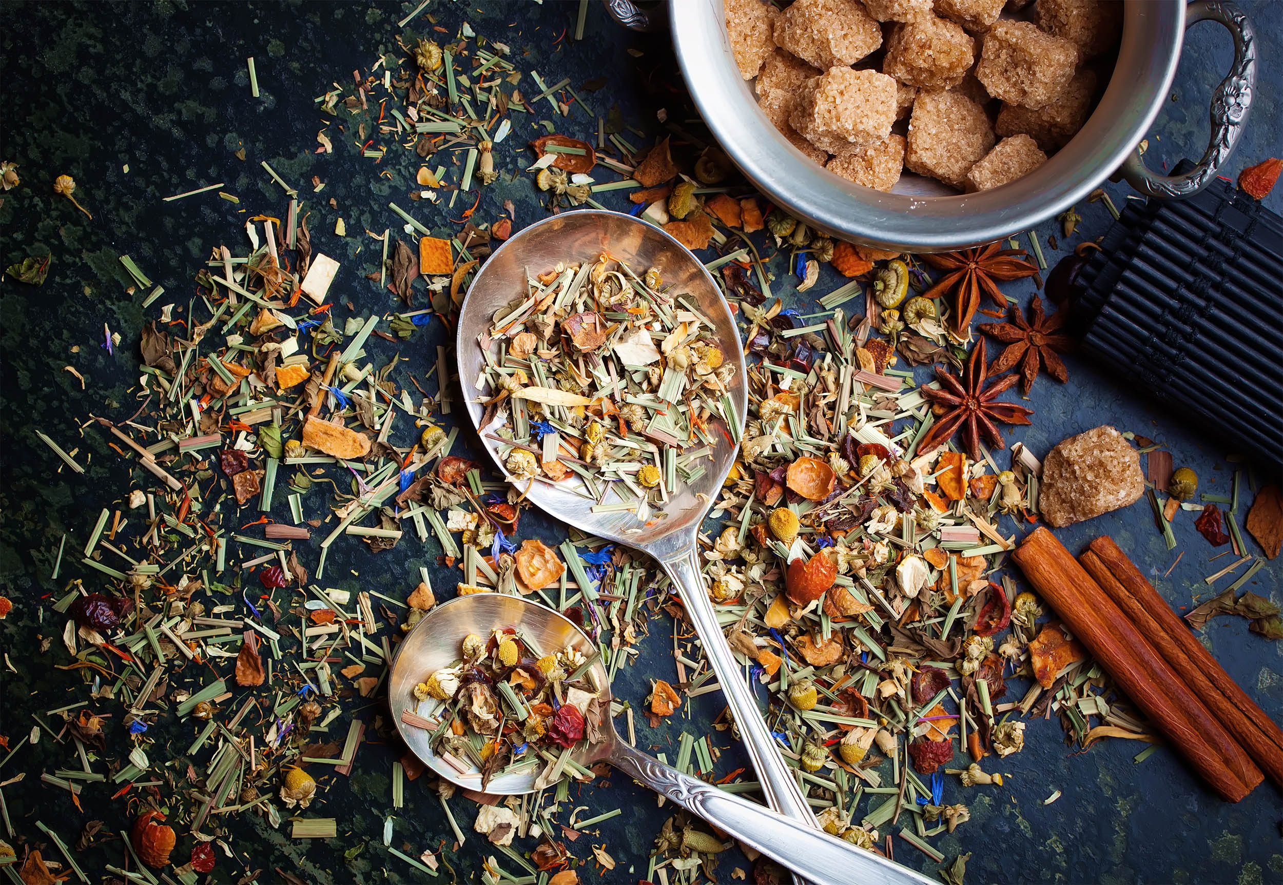 Die Kunst des Teemischens: So entstehen außergewöhnliche Aromen