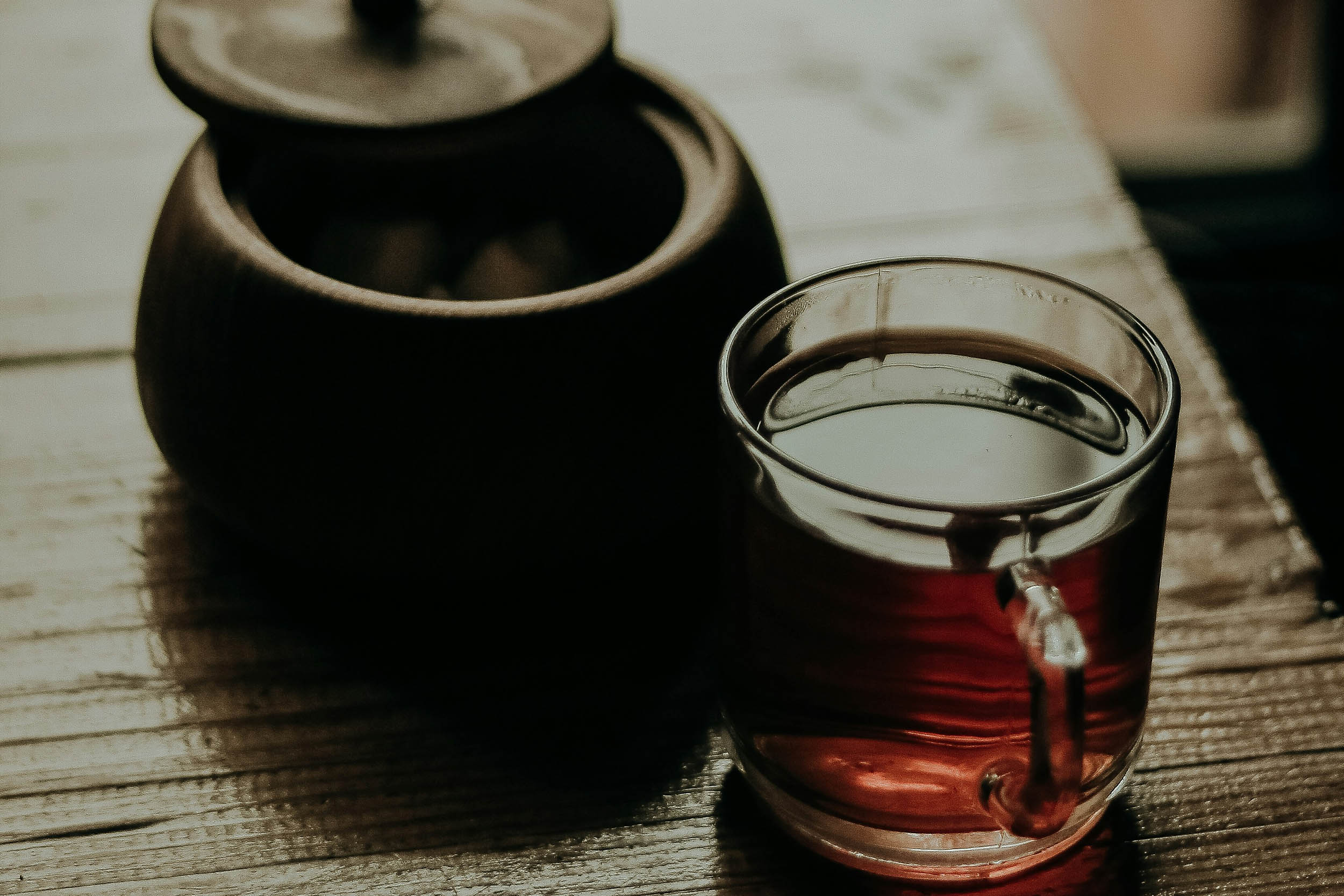 Tasse Waldbeeren-Tee mit frischen Himbeeren und Erdbeeren
