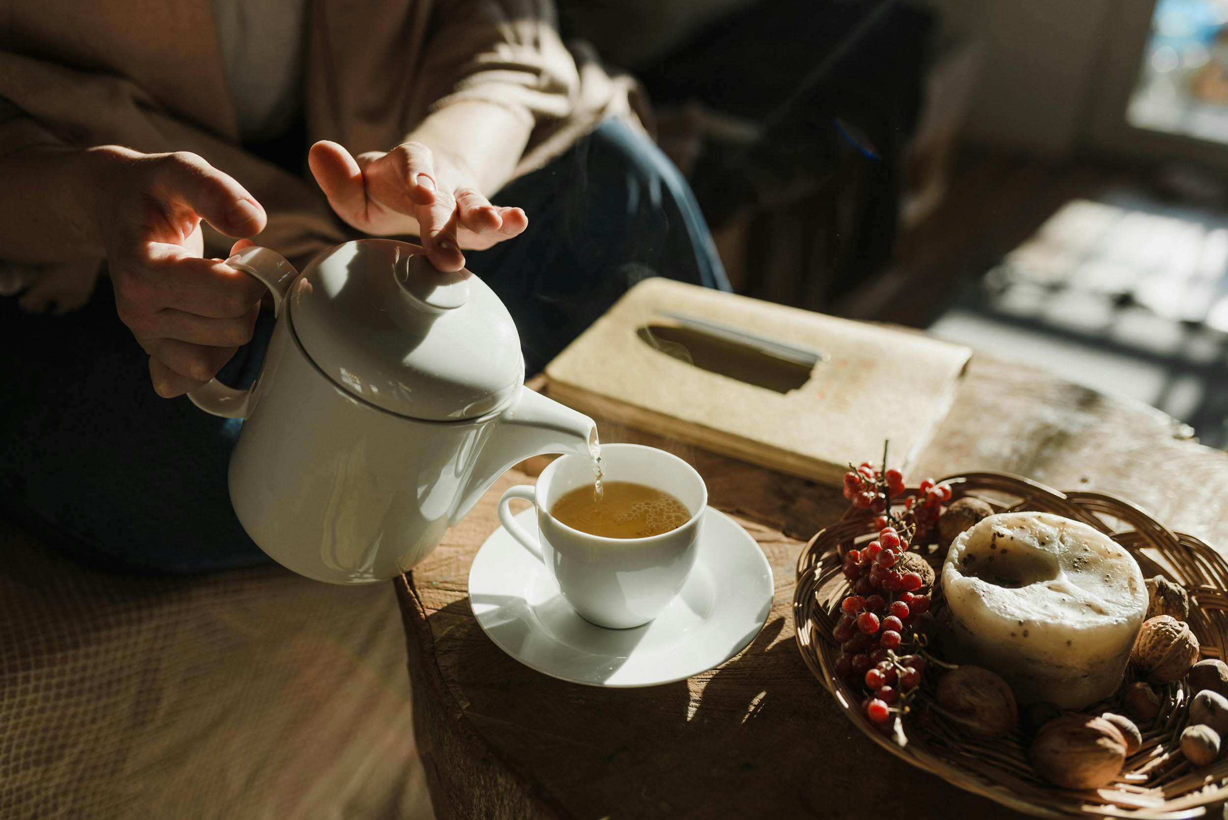 Tasse Kräutertee Zitrone-Minze auf Holztisch