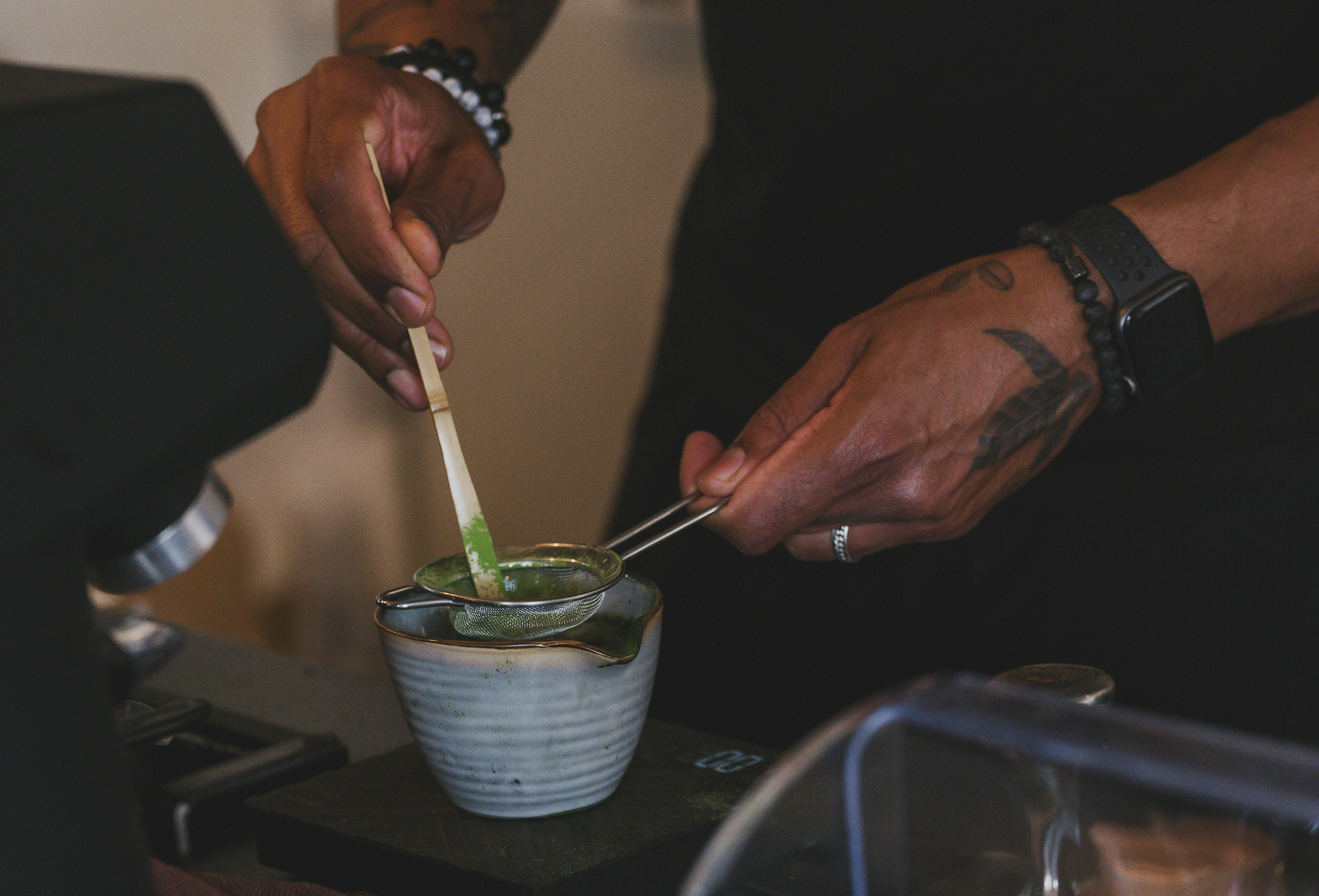matcha wird zubereitet